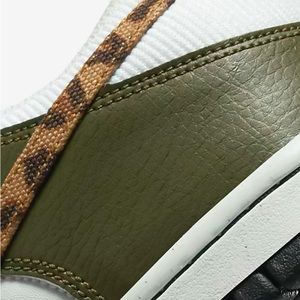 Nike low dunks I’m leopard green 5.5 w/4y
